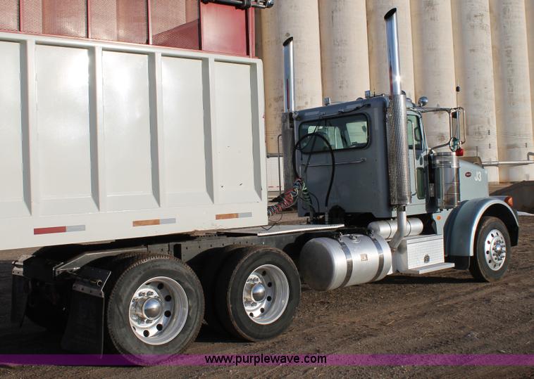 image for item C3723 2009 Peterbilt 367 semi truck