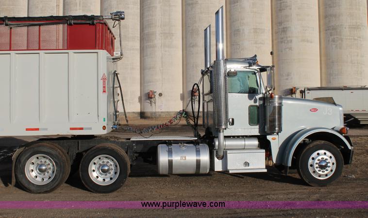 image for item C3723 2009 Peterbilt 367 semi truck