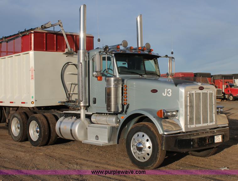 image for item C3723 2009 Peterbilt 367 semi truck