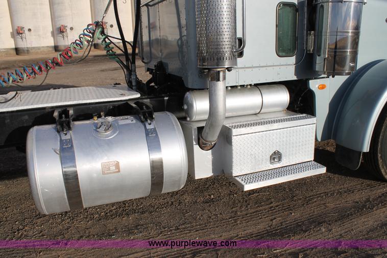 image for item C3723 2009 Peterbilt 367 semi truck