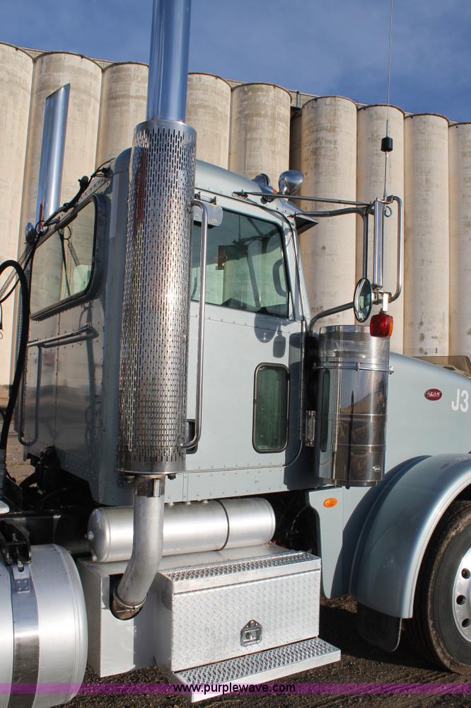 image for item C3723 2009 Peterbilt 367 semi truck