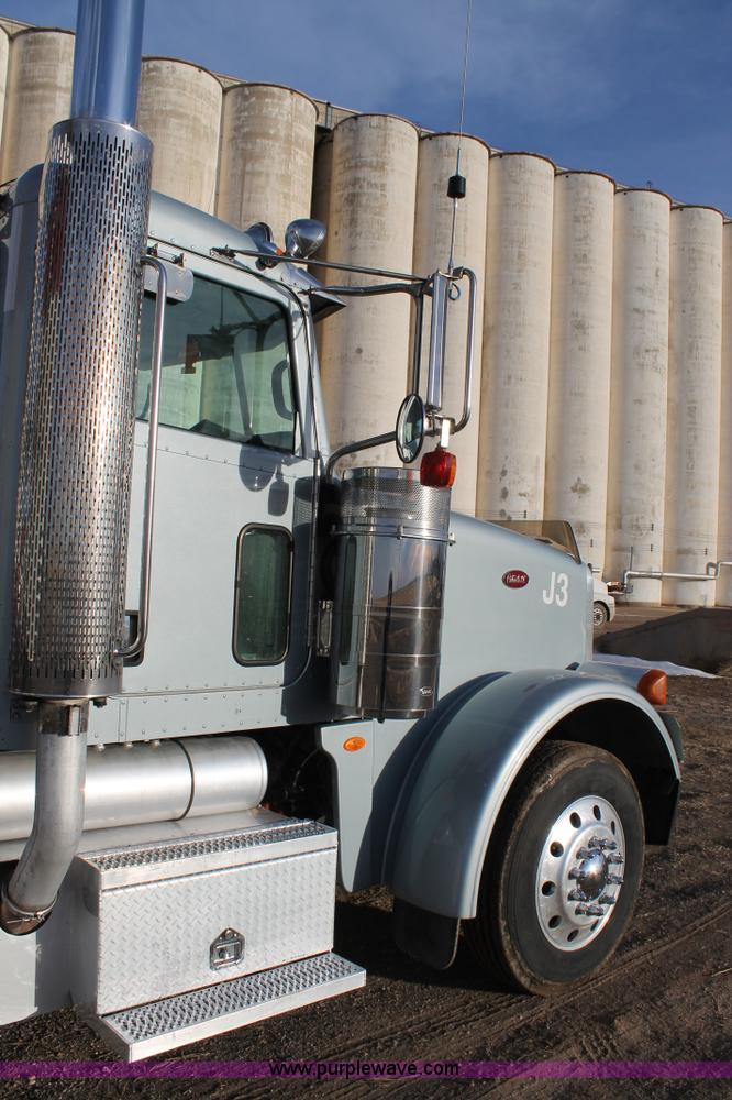 image for item C3723 2009 Peterbilt 367 semi truck