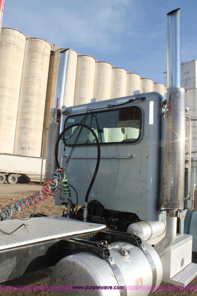 image for item C3723 2009 Peterbilt 367 semi truck