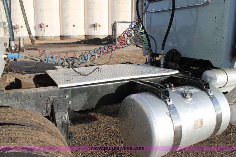 image for item C3723 2009 Peterbilt 367 semi truck