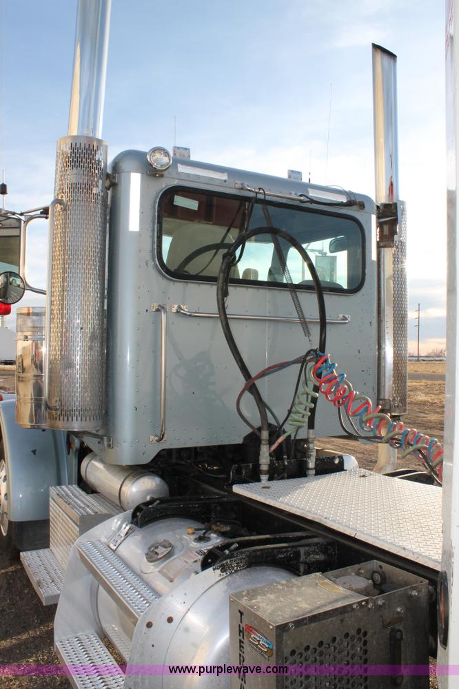 image for item C3723 2009 Peterbilt 367 semi truck