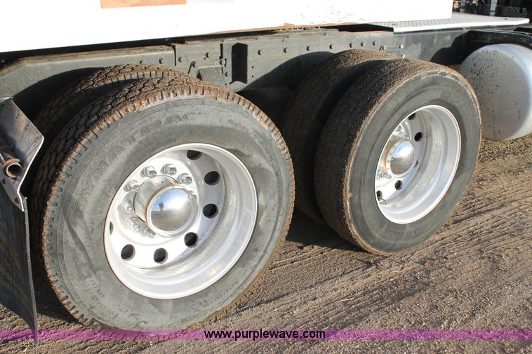 image for item C3723 2009 Peterbilt 367 semi truck