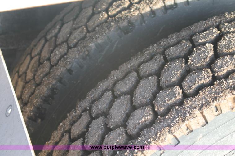 image for item C3723 2009 Peterbilt 367 semi truck