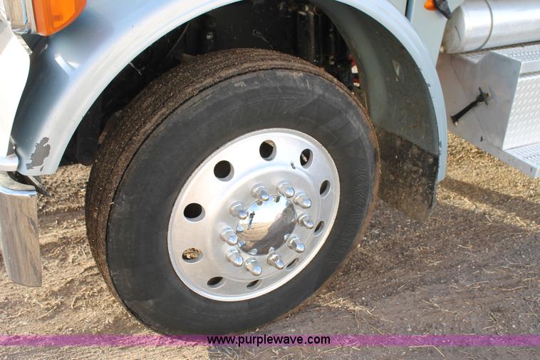 image for item C3723 2009 Peterbilt 367 semi truck