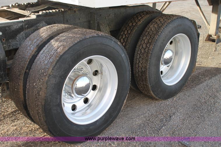 image for item C3723 2009 Peterbilt 367 semi truck