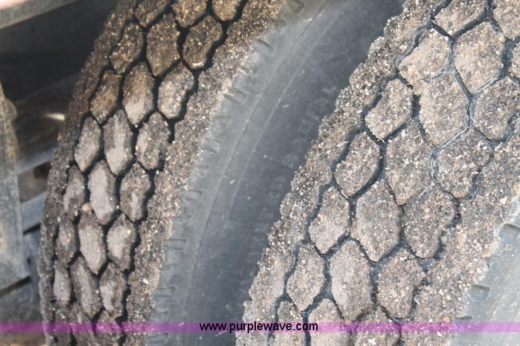 image for item C3723 2009 Peterbilt 367 semi truck