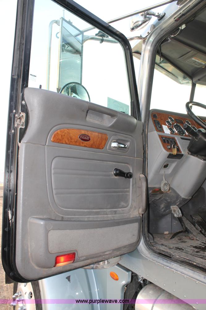 image for item C3723 2009 Peterbilt 367 semi truck