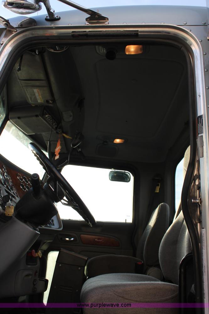 image for item C3723 2009 Peterbilt 367 semi truck