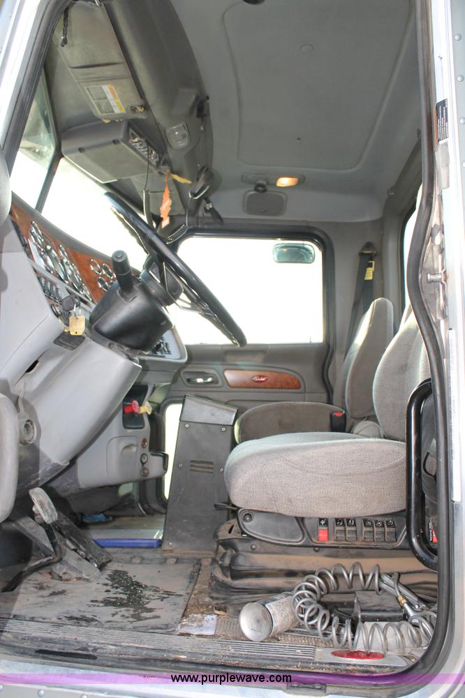 image for item C3723 2009 Peterbilt 367 semi truck