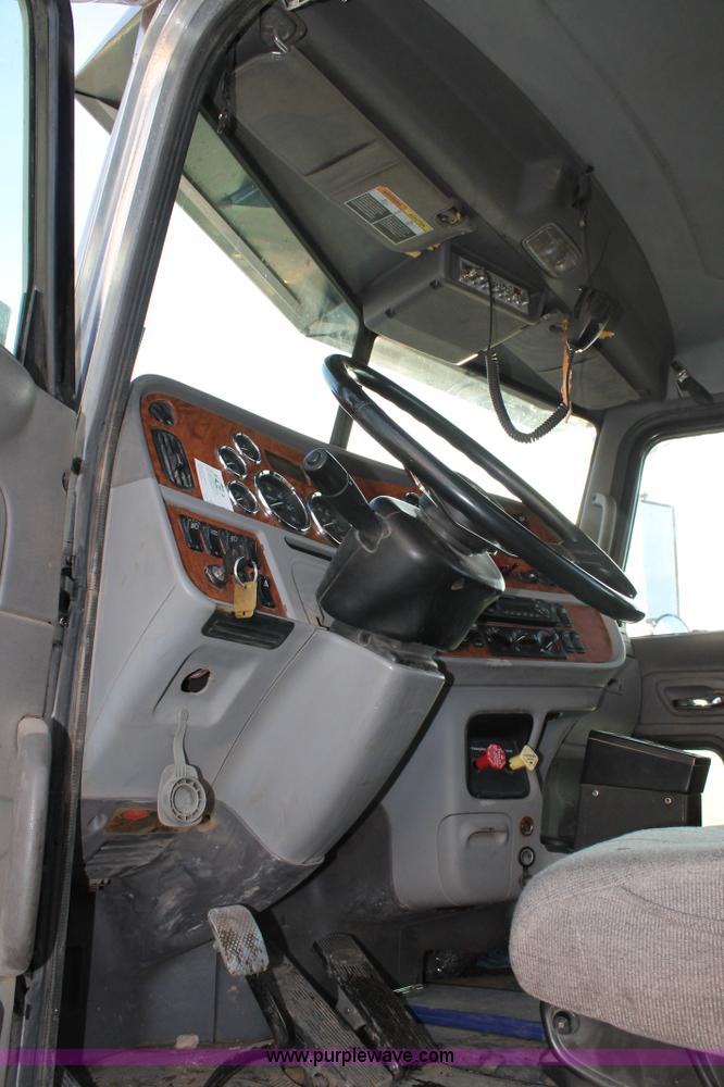 image for item C3723 2009 Peterbilt 367 semi truck