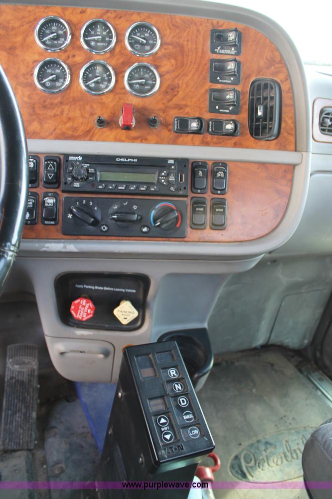 image for item C3723 2009 Peterbilt 367 semi truck