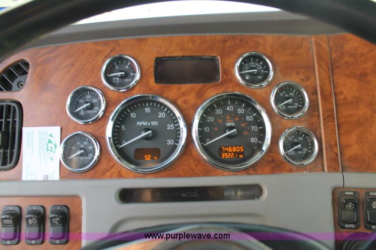 image for item C3723 2009 Peterbilt 367 semi truck