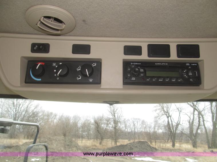 image for item F7228 2011 John Deere 8260R MFWD tractor