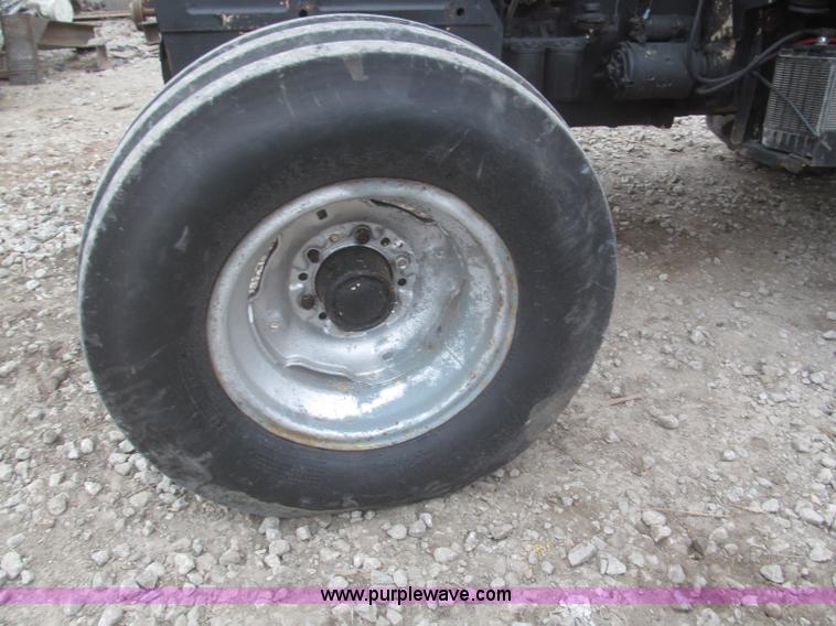 image for item F7229 1994 Case IH 4210 utility tractor