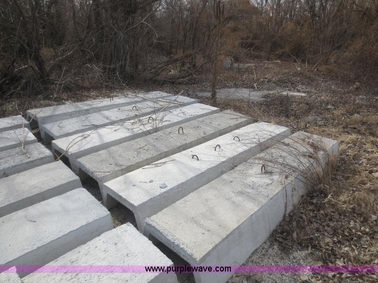 image for item F8153 (6) feed bunks