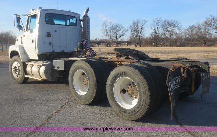 image for item F8159 1996 Ford Aeromax L9000 semi truck