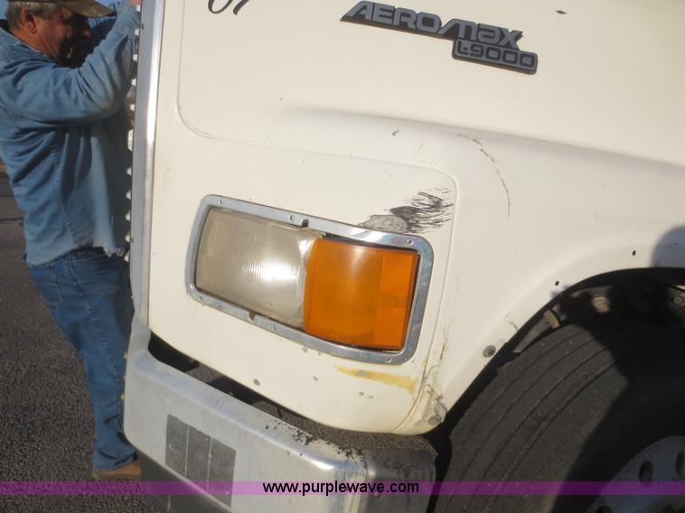 image for item F8159 1996 Ford Aeromax L9000 semi truck