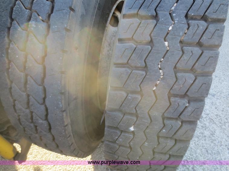 image for item F8159 1996 Ford Aeromax L9000 semi truck