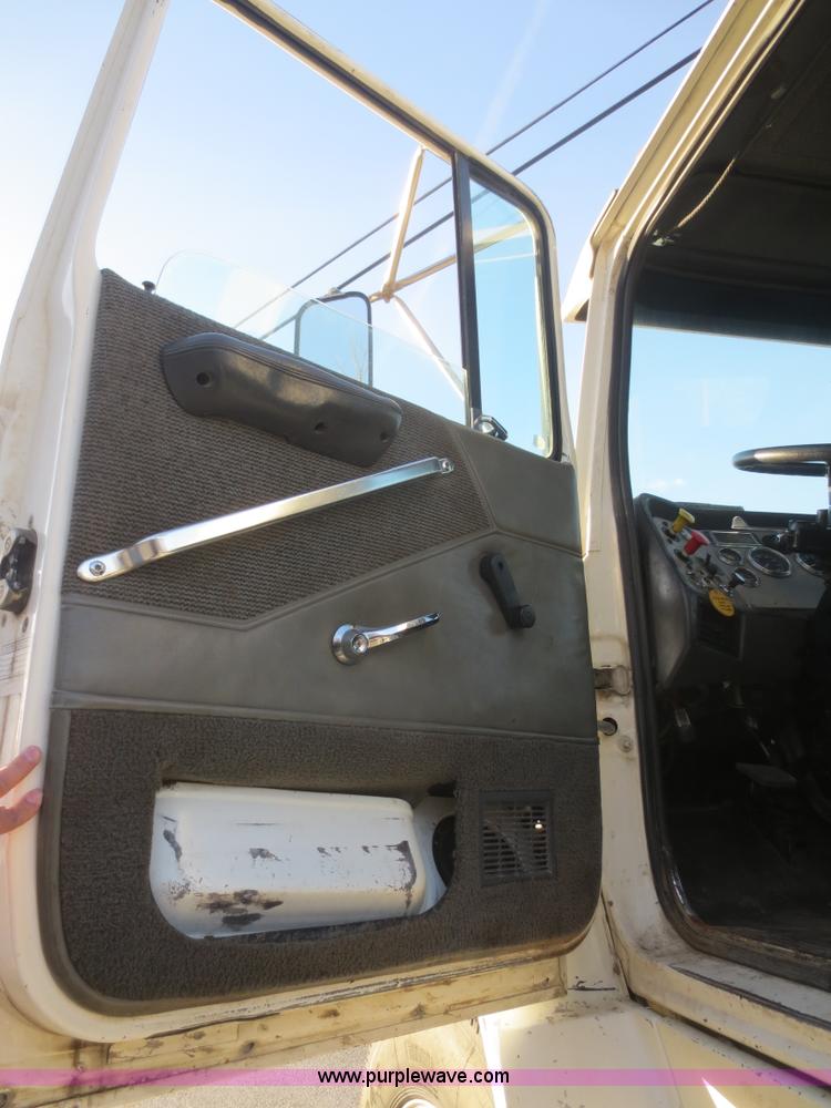 image for item F8159 1996 Ford Aeromax L9000 semi truck