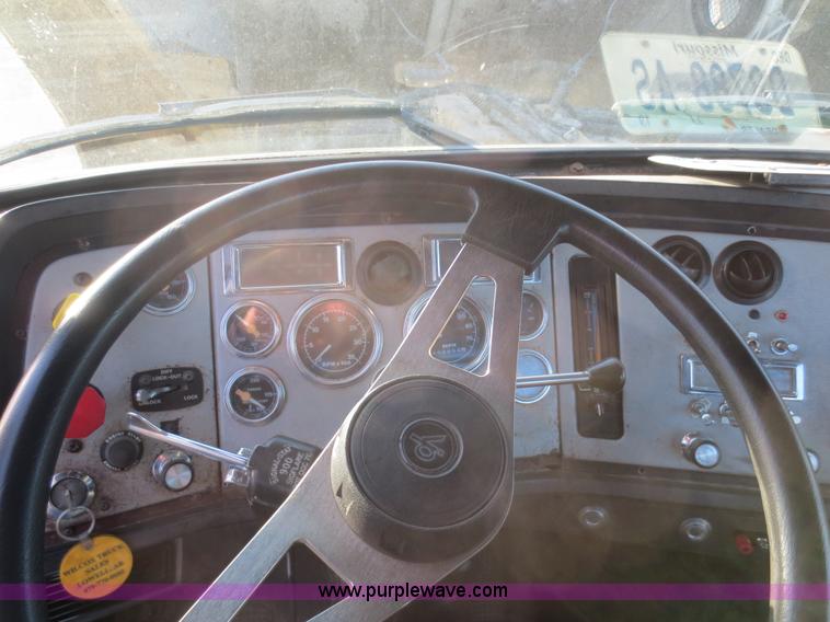 image for item F8159 1996 Ford Aeromax L9000 semi truck