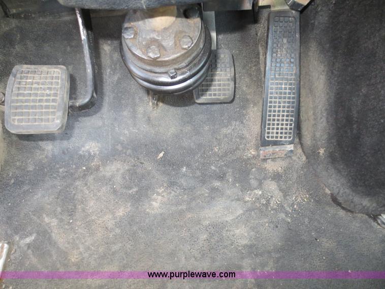 image for item F8159 1996 Ford Aeromax L9000 semi truck