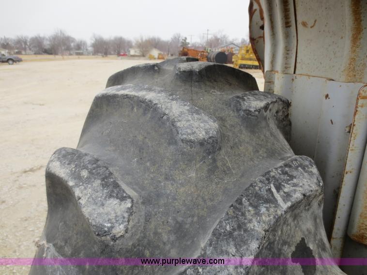 image for item F8165 1980 Ford 5600 tractor