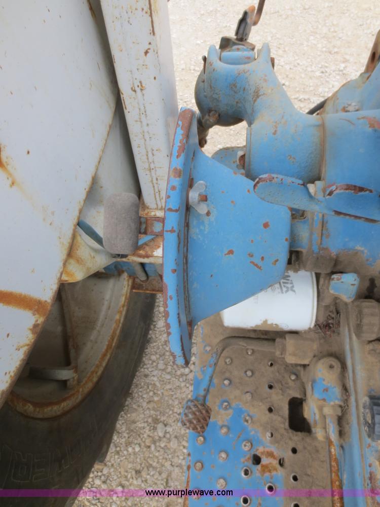 image for item F8165 1980 Ford 5600 tractor
