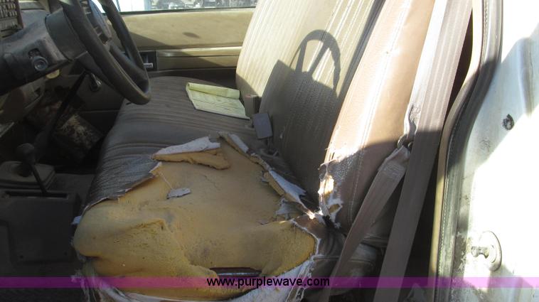 image for item G2227 1994 Chevrolet Cheyenne 3500 feed truck