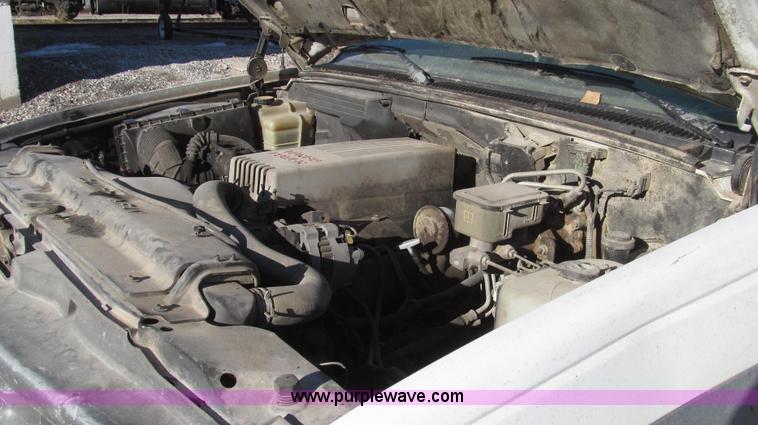 image for item G2227 1994 Chevrolet Cheyenne 3500 feed truck