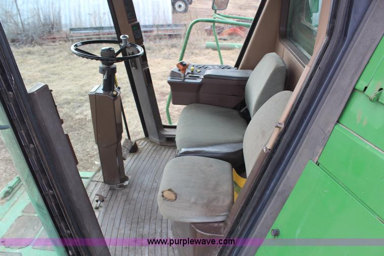 image for item H1381 1992 John Deere 9500 combine