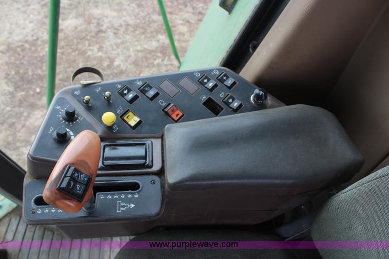 image for item H1381 1992 John Deere 9500 combine