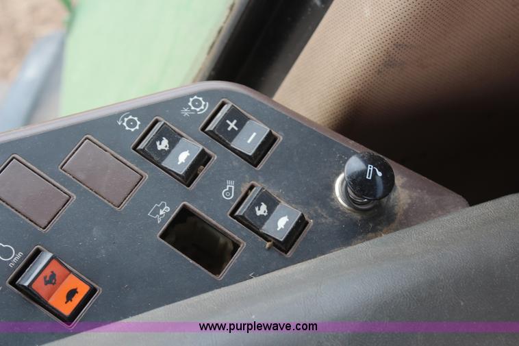 image for item H1381 1992 John Deere 9500 combine