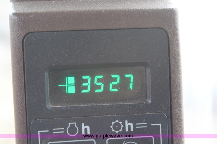 image for item H1381 1992 John Deere 9500 combine