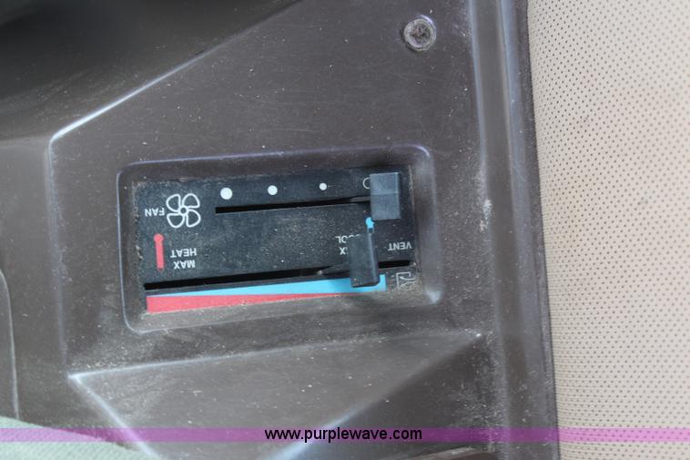 image for item H1381 1992 John Deere 9500 combine