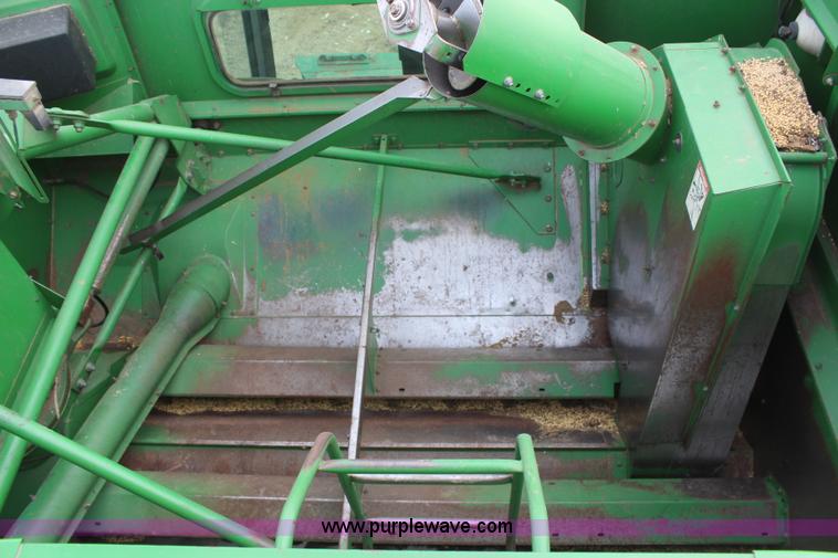 image for item H1381 1992 John Deere 9500 combine