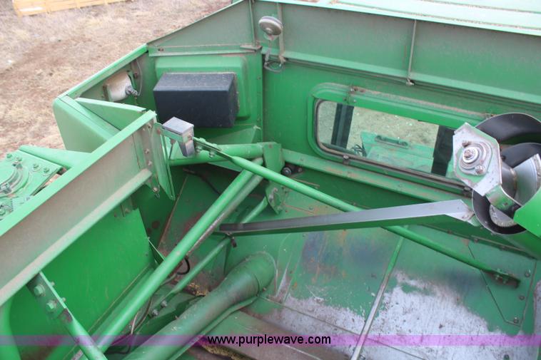 image for item H1381 1992 John Deere 9500 combine