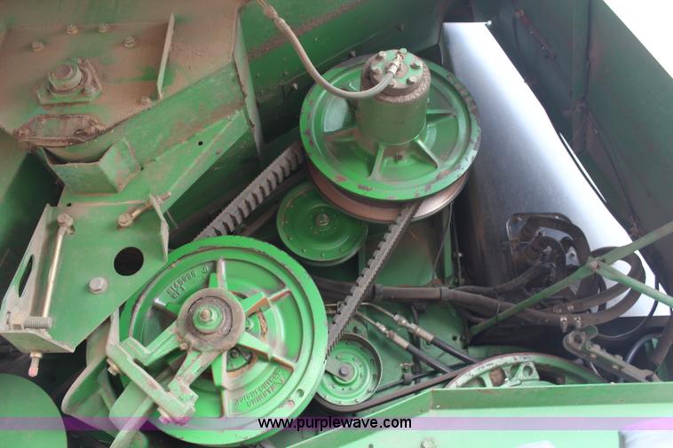 image for item H1381 1992 John Deere 9500 combine