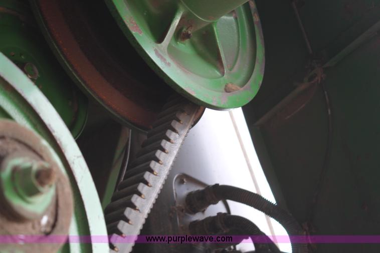 image for item H1381 1992 John Deere 9500 combine