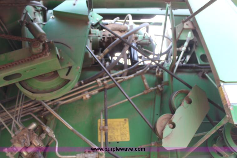 image for item H1381 1992 John Deere 9500 combine