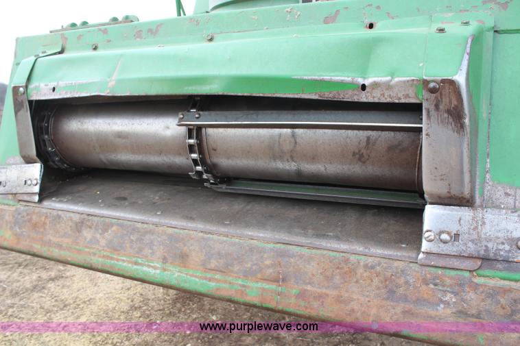 image for item H1381 1992 John Deere 9500 combine