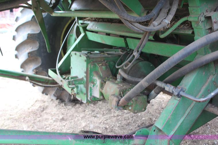 image for item H1381 1992 John Deere 9500 combine