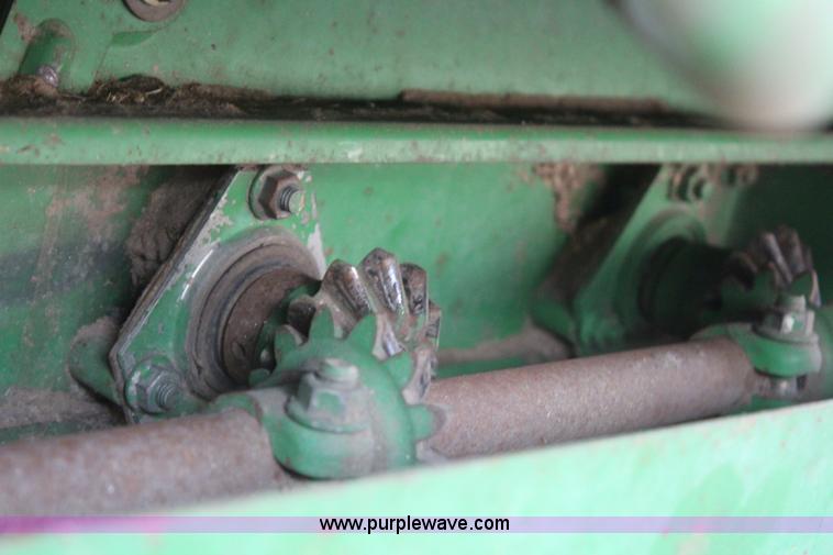 image for item H1381 1992 John Deere 9500 combine