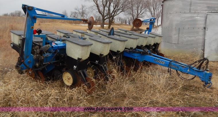 image for item H3802 Kinze 2000 rigid frame split row planter