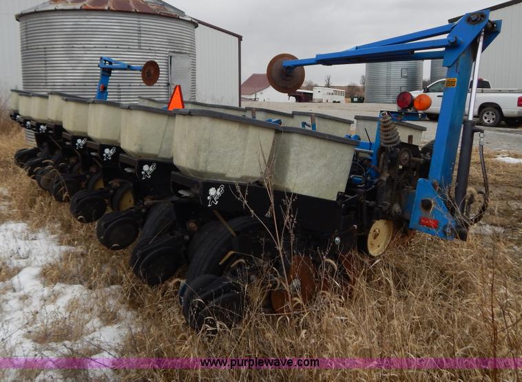 image for item H3802 Kinze 2000 rigid frame split row planter