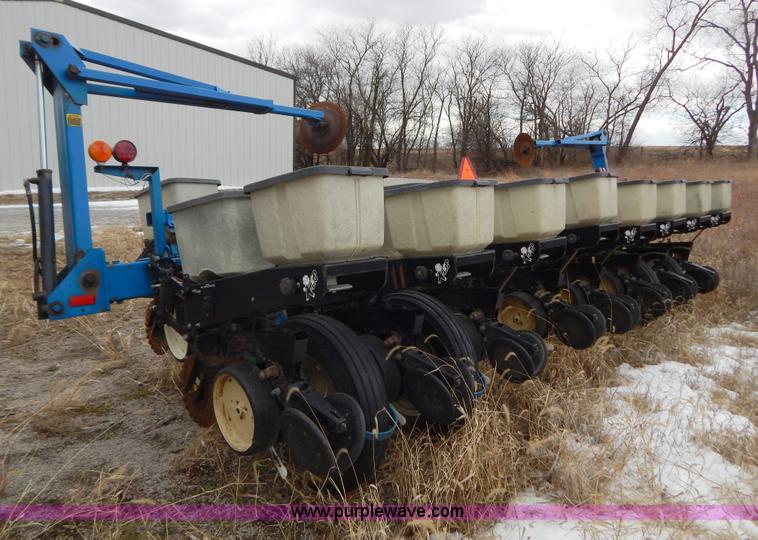 image for item H3802 Kinze 2000 rigid frame split row planter