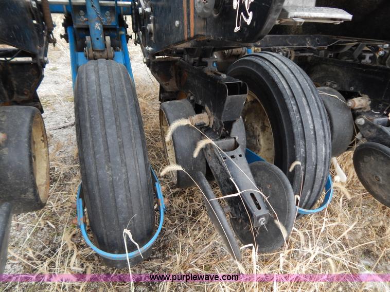 image for item H3802 Kinze 2000 rigid frame split row planter